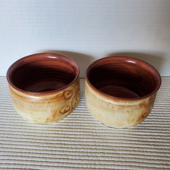 2 Handmade Pottered Bowls Vintage Pottery Brown Beige Signed 16oz - Picture 4 of 9
